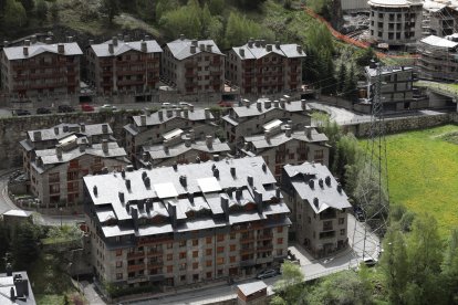 Una torre d’alta tensió obsoleta al mig de Canillo.