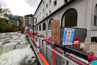 Un cartell que recorda les normes de seguretat al projecte Caldes.