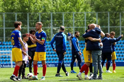 Jandro, Molina i l’abraçada entre Bufa i Iván Gil escenifiquen l’alleujament de dissabte.