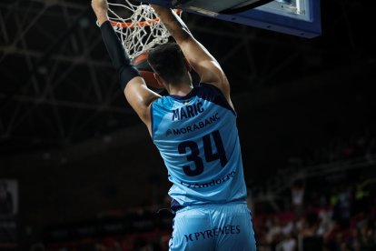 Esmaixada de Maric al partit contra l’Obradoiro d’aquesta temporada.