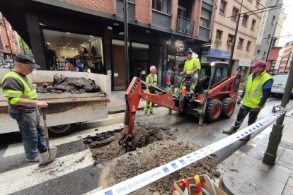 Els operaris del comú de la capital arreglant la fuita d'aigua a l'avinguda Riberaygua