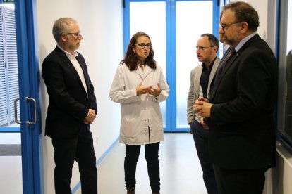 El cap de Govern durant la visita al laboratori de Cellab.