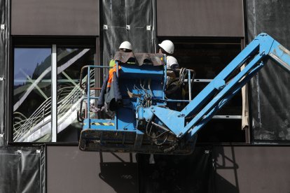 Operaris treballant en una grua.