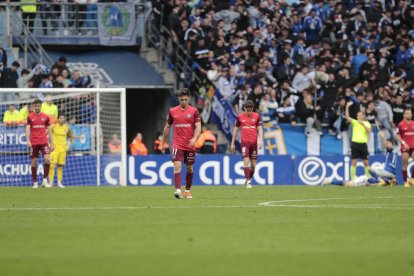 La decepció dels jugadors de l’Andorra en consumar-se el descens ahir al camp de l’Oviedo.