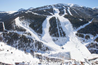 Vista del futur Estadi Creand a l’esquerra de la pista Avet