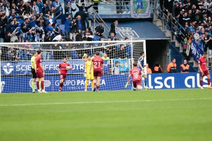 Els jugadors tricolors, després d’encaixar un dels gols a Oviedo.