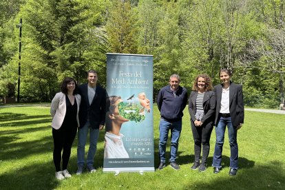 Els impulsors de la festa amb el cartell de la jornada.