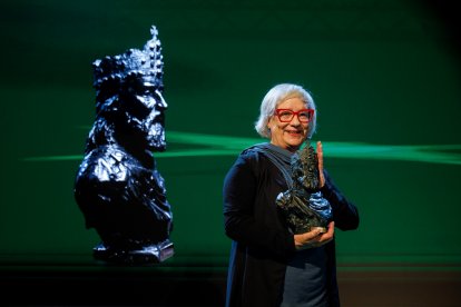 L’autora Gisela Pou amb el guardó que li va entregar el cap de Govern.