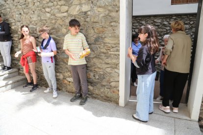 Escolars lauredians de la cadena de recollida d'aliments ahir a Santa Julià