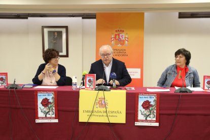 La consellera d'Educació de l'Ambaixada d'Espanya a Andorra, María Dolores López Sanz, i l'ambaixador d'Espanya a Andorra, Carlos Pérez-Desoy durant la presentació dels XLII Premis Sant Jordi 2024