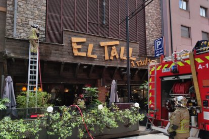 Els bombers treballant per apagar el foc del restaurant del carrer Bonaventura Riberaygua