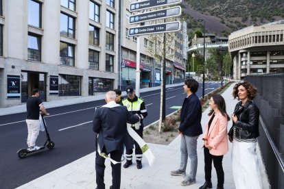 Un patinet elèctric ha estat el primer vehicle a circular pel nou carrer Doctor Vilanova aquesta tarda