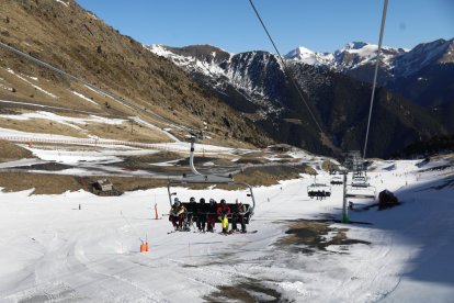 Esquiadors en un telecadira d’Arinsal el gener passat.