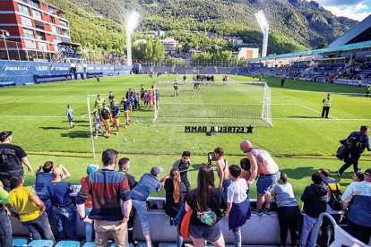 Els jugadors tricolors es van acomiadar dels aficionats després del partit.