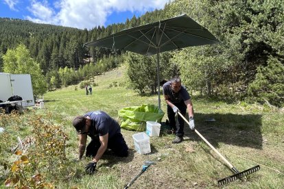 Tècnics fent les tasques de neteja al camp de tir