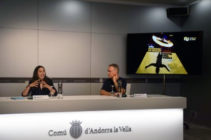 La cònsol menor d'Andorra la Vella, Olalla Losada, i el cap d'àrea de Cultura, Jan Cartes, durant la presentació de la Cremada de Falles i la Festa del Poble de Sant Joan 2024.