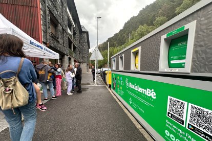 Trobada amb els veïns per explicar el funcionament de l’ecoilla.