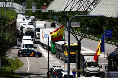 Camions fent cua a la duana del Runer després de l’obertura de la carretera.