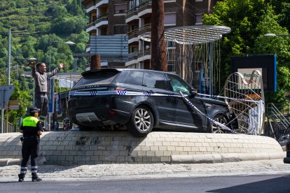 El cotxe accidentat a la rotonda del Funicamp