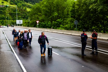 Algunes persones travessant a peu la frontera amb Espanya, dilluns.