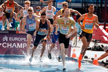 Carabaña, al centre de blau marí, durant la sèrie eliminatòria dels 3.000 obstacles a Roma.