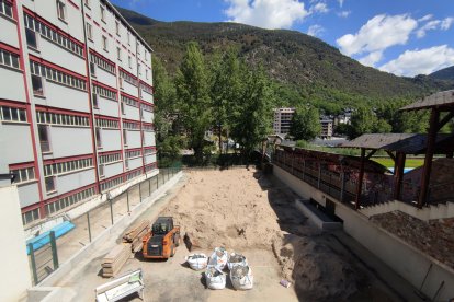 La piscina de la Mola, la setmana passada en obres.