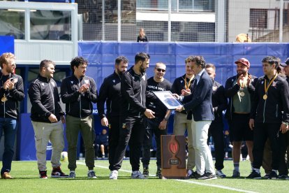 Homenatge de l’FC Andorra al VPC després de guanyar la lliga de la temporada 2022-2023.