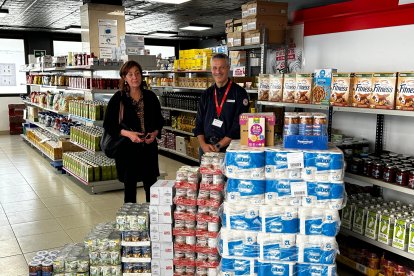 Francesa Ros, directora de Creand Fundació, i Jordi Fernández, director de la Creu Roja, en la darrera entrega de productes a la botiga solidària