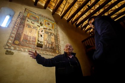 Mossèn Ramon de Canillo i la ministra de Cultura, Mònica Bonell, ahir a l’església de Sant Joan de Caselles.