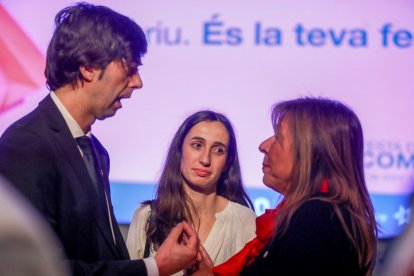 Els cònsols, Sergi González i Olalla Losada, amb l’excònsol Marsol.