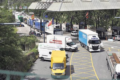 Camions accedint a Andorra per la frontera del riu Runer.