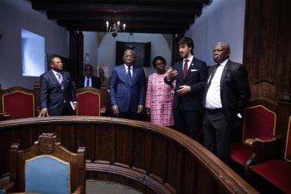 El síndic general, Carles Ensenyat, amb el president de l'Assemblée Nationale de la República Gabonesa, Jean-François Ndongou, i d'altres representants del país a la Casa de la Vall.