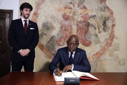 Ensenyat i Ndongou, que està signant el llibre d’honor del Consell.