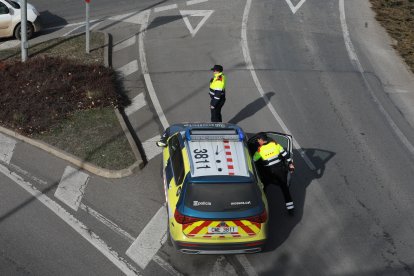 Un vehicle dels Mossos a la rotonda abans de la frontera amb Andorra.