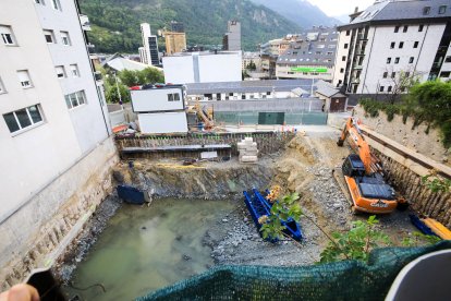 El comú està duent a terme les obres d’excavació i fonaments del bloc.