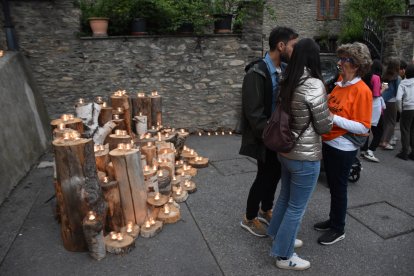 Un dels muntatges d'espelmes de la Nit de la Candela pels carrers d'Ordino