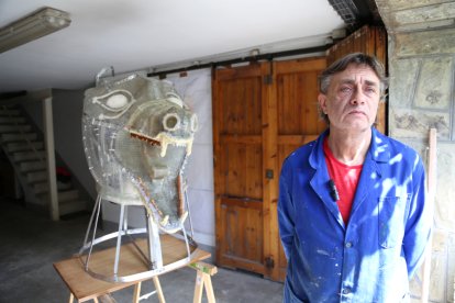 L’artista Roger Mas davant el cap del Llop de la Senyoreta, que Sant Julià estrenarà per la festa major.