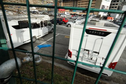 Autocaravanes estacionades al Parc Central.