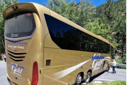 L’autobús bloquejant la carretera.