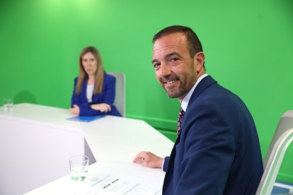 El ministre de Turisme al plató de Diari TV.