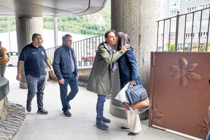 Els representants del món del rugbi saluden la ministra Bonell a l’edifici del Govern.