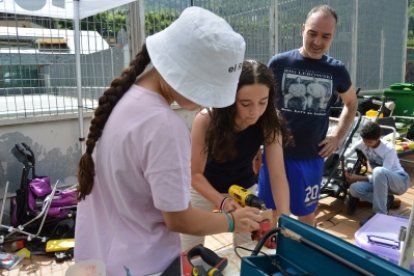 Un moment del taller de fabricació d'andròmines.