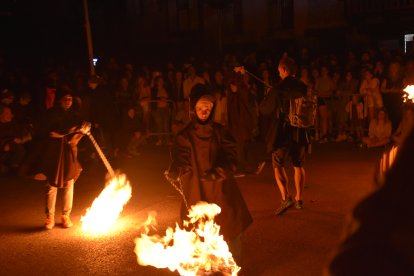 Un dels fallaires amb la falla a la plaça Major d'Ordino.