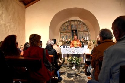 El mossèn Joan Fenosa durant la missa a la capella de Sant Pere de Serrat.