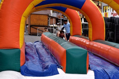 Un jove participant en una activitat aquàtica de la festa major del Pas de la Casa.