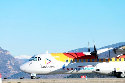 Un avió a l’aeroport d’Andorra-la Seu.