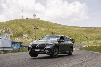 Un dels vehicles Mercedes-Benz de la gamma EQ realitzant un dels recorreguts dissenyats al Circuit Andorra Pas de la Casa