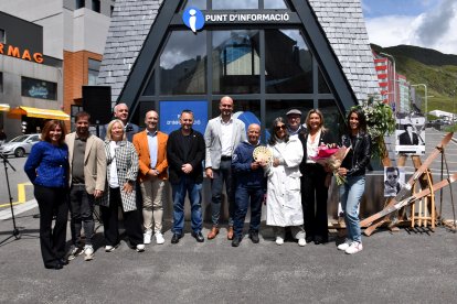 Fotografia de família després que el comú hagi homenatjat a Francesc Viladomat per la seva contribució aportada en el país.