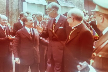 Pere Rossa rep com a cònsol canillenc al Copríncep francès Valéry Giscard d'Estaing en presència del Copríncep episcopal Joan Martí Alanis