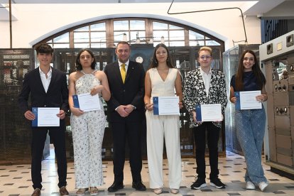 Els cinc estudiants premiats